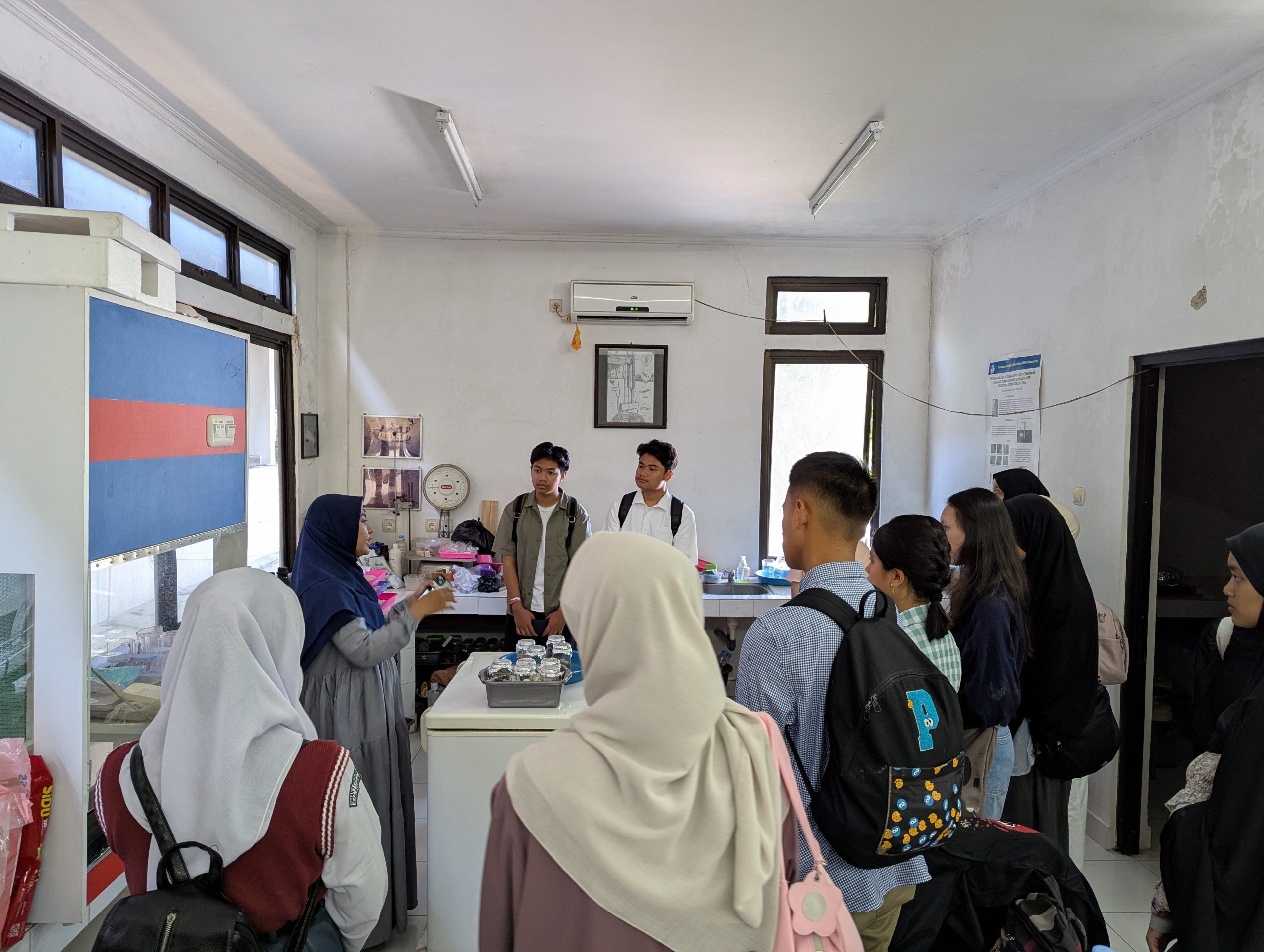 Rombongan Pelajar SMA Kunjungi Laboratorium Departemen Hasil Hutan IPB University2